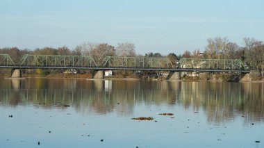 Delaware Nehri 'ni geçen eski bir demir köprü. Sonbaharda iki eski kasaba arasında.