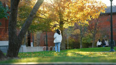 Pennsylvania Üniversitesi, Philadelphia 'daki güzel kampüs sonbahar manzarası.