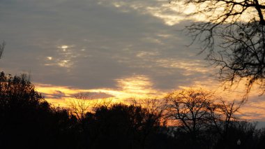 Güzel gün batımı manzarası. Arkaplan renkli bulutlar.