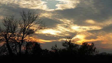 Güzel gün batımı manzarası. Arkaplan renkli bulutlar.