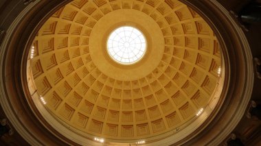 Washington DC tren istasyonu. Tavan camlı iç mekan.