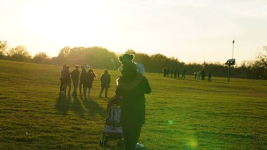 Halkın siluetleriyle güzel bir günbatımı manzarası