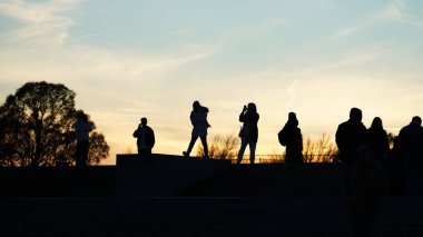 Halkın siluetleriyle güzel bir günbatımı manzarası