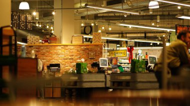 Noel 'de kapı ve pencerelerde Noel süslemeleri olan sokak manzarası.