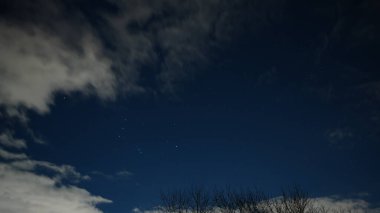 Geceleri gökyüzü gökyüzü yıldızlarla dolu.