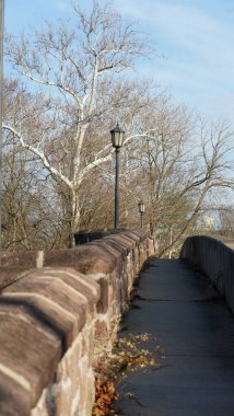 Amerika 'nın kırsal kesiminde nehrin üzerinden geçen eski bir kemerli köprü.