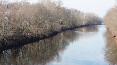 Orman manzarası. Kışın vadide akan bir nehir.