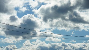 Güzel gün batımı manzarası. Arkaplan renkli bulutlar.