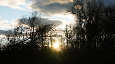 Güzel gün batımı manzarası. Arkaplan renkli bulutlar.