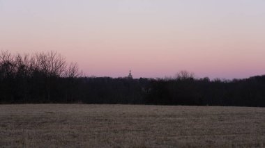 Güzel gün batımı manzarası. Arkaplan renkli bulutlar.