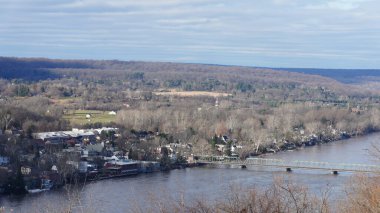 Delaware Nehri 'ni geçen eski bir demir köprü. Sonbaharda iki eski kasaba arasında.