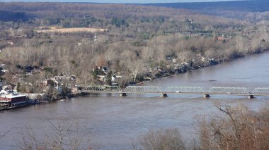 Delaware Nehri 'ni geçen eski bir demir köprü. Sonbaharda iki eski kasaba arasında.