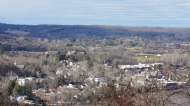 Delaware Nehri 'ni geçen eski bir demir köprü. Sonbaharda iki eski kasaba arasında.