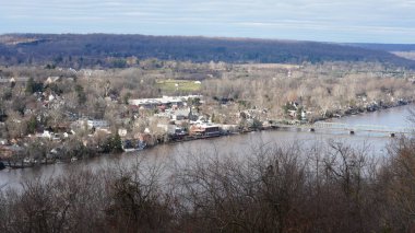 Delaware Nehri 'ni geçen eski bir demir köprü. Sonbaharda iki eski kasaba arasında.