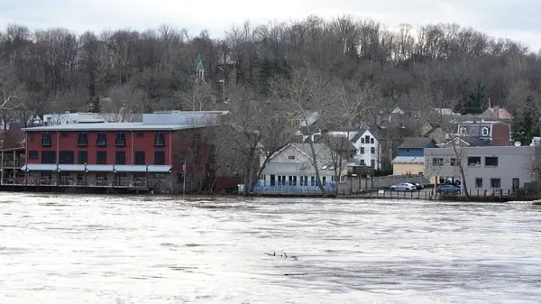 Delaware nehri kışın birkaç yağmur gününden sonra taşar.