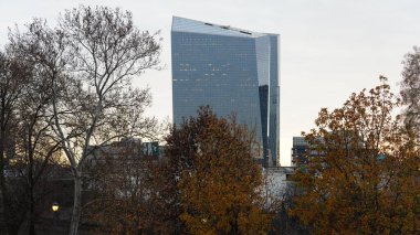 Philadelphia şehri manzarası içinde gökdelenler ve apartmanlar var.