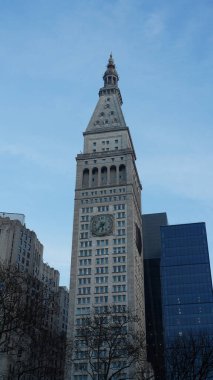 İçinde gökdelenler olan New York şehri manzarası.