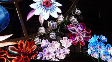 Gökdelenler gece ışıklar açıkken şehrin manzarası