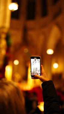 Gece ışıklar açık kilise manzarası.