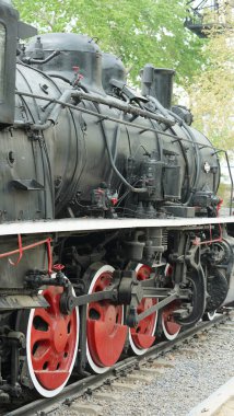 Eski lokomotif bir sanat bahçesinde sergileniyordu.