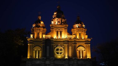 Gece ışıklar açık kilise manzarası.