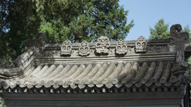 Eski geleneksel Çin binaları oyulmuş taş heykeller ve siyah fayanslarla görülür.