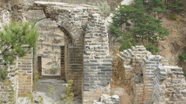 Çin 'deki dağda bulunan harabe Çin Seddi manzarası.