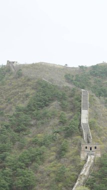 Çin 'deki dağda bulunan harabe Çin Seddi manzarası.