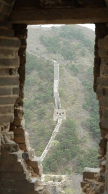 Çin 'deki dağda bulunan harabe Çin Seddi manzarası.