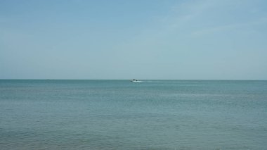 Düz ufuk çizgisi olan huzurlu deniz manzarası