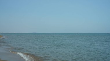 Düz ufuk çizgisi olan huzurlu deniz manzarası
