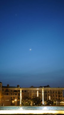 Arka planda ay ve mavi gökyüzü olan gece manzarası