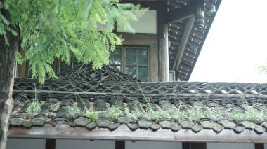 Eski geleneksel Çin binaları oyulmuş taş heykeller ve siyah fayanslarla görülür.