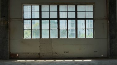 Sıcak güneş ışığı olan eski fabrika deposu manzarası