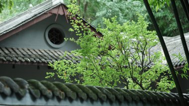 Klasik mimari görünümü Çin tapınağında yer almaktadır.