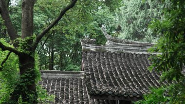 Klasik mimari görünümü Çin tapınağında yer almaktadır.