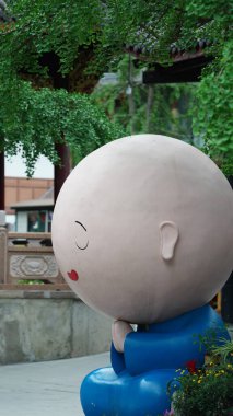 Çin tapınağının bir tapınağında bir karikatür heykeli var.