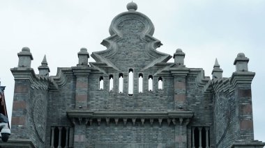 Klasik mimari görünümü Çin tapınağında yer almaktadır.