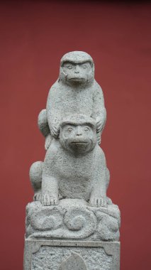 Çin tapınağında bulunan eski taş heykeller.