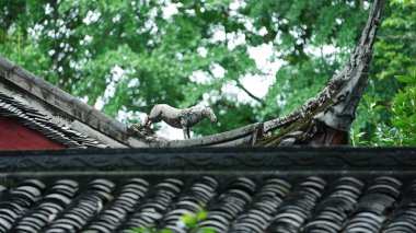 Klasik mimari görünümü Çin tapınağında yer almaktadır.