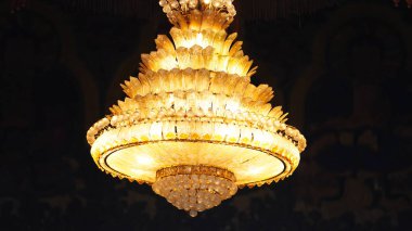 Geceleri güzel kristal tavan ışığı yanıyor.