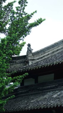 Klasik mimari görünümü Çin tapınağında yer almaktadır.