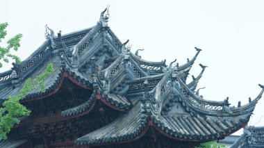 Klasik Çin bahçe binaları yağmurlu günlerde Çin 'in Suzhou' suna bakıyor.