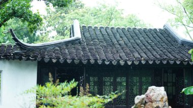Klasik Çin bahçe binaları yağmurlu günlerde Çin 'in Suzhou' suna bakıyor.