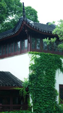 Klasik Çin bahçe binaları yağmurlu günlerde Çin 'in Suzhou' suna bakıyor.