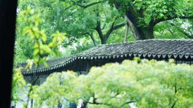 Klasik Çin bahçe binaları yağmurlu günlerde Çin 'in Suzhou' suna bakıyor.