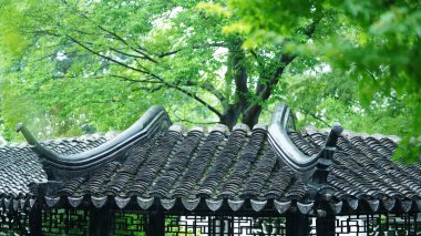 Klasik Çin bahçe binaları yağmurlu günlerde Çin 'in Suzhou' suna bakıyor.