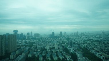 Yağmurlu ve bulutlu bir günde panoramik şehir manzarası