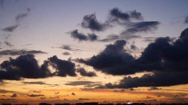 Yazın tayfundan önceki güzel ve bulutlu gün batımı manzarası