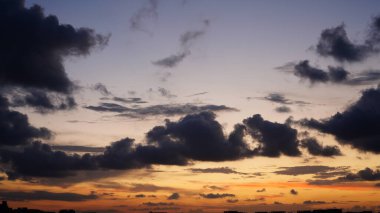 Yazın tayfundan önceki güzel ve bulutlu gün batımı manzarası